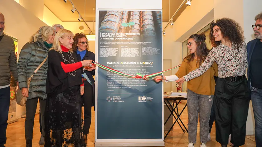 Il taglio del nastro della mostra alla sala Tullio Crali foto Tibaldi