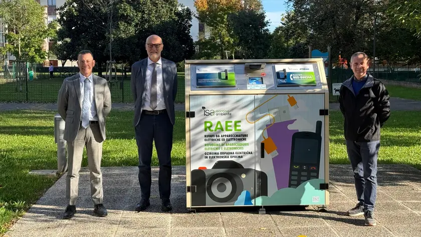 La presentazione di uno dei nuovi cassonetti intelligenti