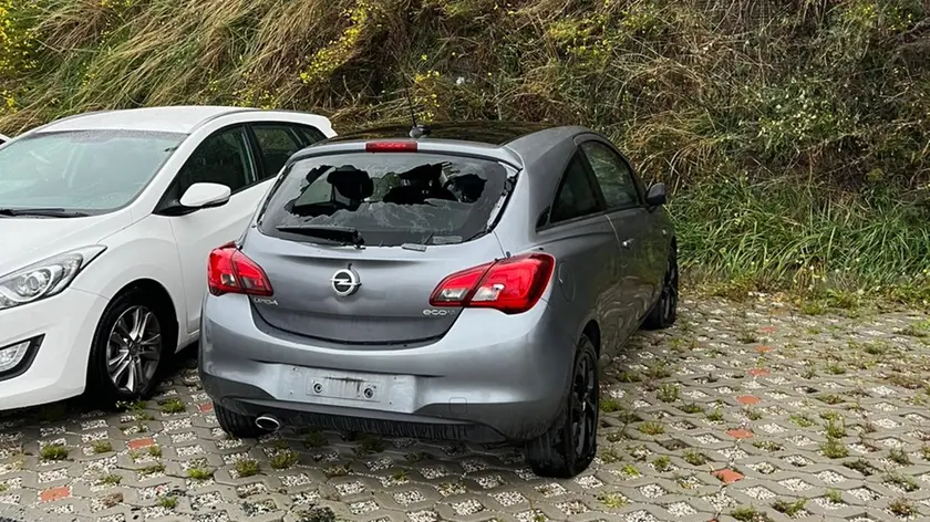 Una delle tre auto in sosta danneggiate martedì mattina