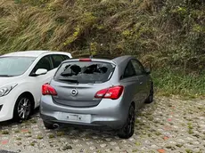 Una delle tre auto in sosta danneggiate martedì mattina