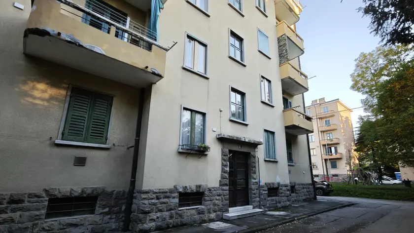Il condominio Ater di piazzale Giarizzole, teatro della vicenda (foto Lasorte)
