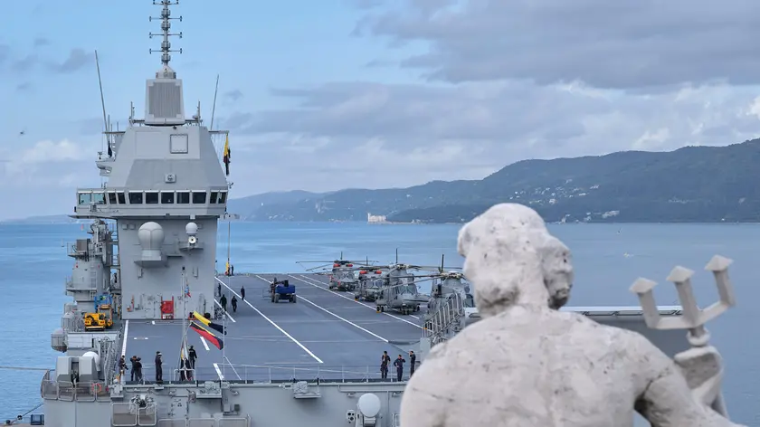 Una suggestiva immagine della Nave Trieste firmata da Massimo Silvano