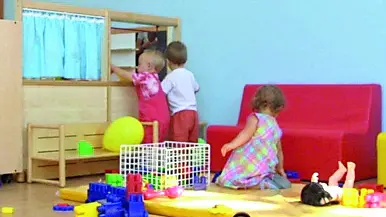 Un gruppo di bambini che giocano nelle stanze di un asilo nido (foto archivio Lasorte)