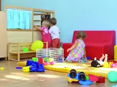 Un gruppo di bambini che giocano nelle stanze di un asilo nido (foto archivio Lasorte)