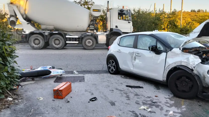 La macchina e la moto dopo lo schianto venerdì pomeriggio a Redipuglia