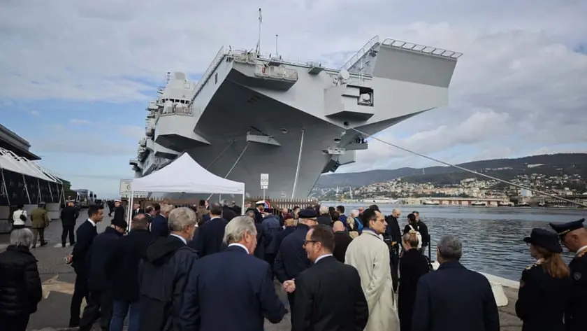 La fila per salire a bordo di Nave Trieste per la cerimonia (Lasorte)