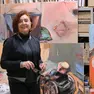 L’artista russa Nina Stoupina immersa nei quadri all’interno del suo studio di via Mazzini Foto Massimo Silvano