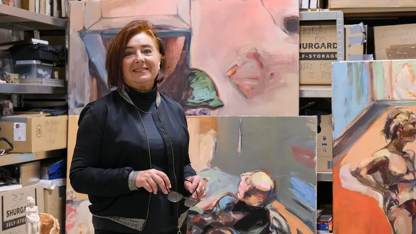 L’artista russa Nina Stoupina immersa nei quadri all’interno del suo studio di via Mazzini Foto Massimo Silvano