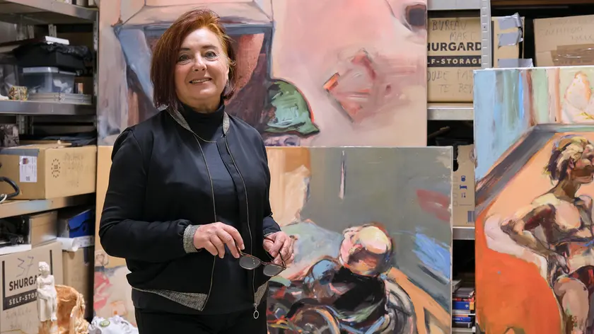 L’artista russa Nina Stoupina immersa nei quadri all’interno del suo studio di via Mazzini Foto Massimo Silvano