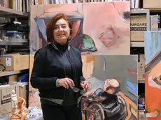 L’artista russa Nina Stoupina immersa nei quadri all’interno del suo studio di via Mazzini Foto Massimo Silvano