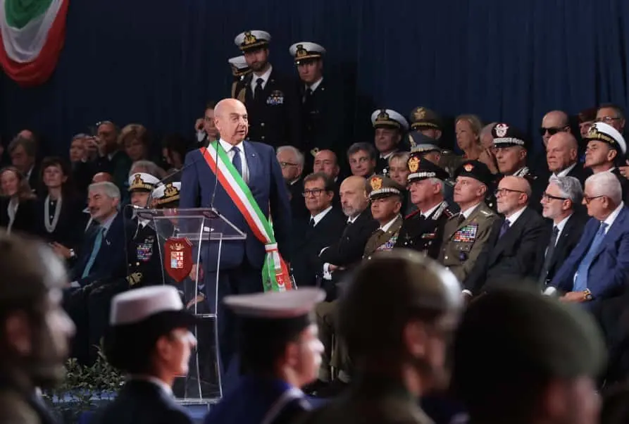 Questa mattina, 26 ottobre, giorno del 71° anniversario del ritorno di Trieste all’Italia, il sindaco Roberto Dipiazza ha consegnato la Bandiera di Combattimento a Nave Trieste al capitano di vascello Francesco Marzi, comandante dell’unità d’assalto anfibio multiruolo della Marina Militare che porta il nome della città e che da giorni è ormeggiato al molo Bersaglieri. Alla cerimonia, svoltasi nell'hangar della Nave e seguita da molti curiosi dai maxischermi in piazza Unità, hanno partecipato i ministri Crosetto, Nordio e Ciriani, e la madrina Laura Mattarella, figlia del Presidente della Repubblica. Le foto sono di Andrea Lasorte e, dalla piazza, di Stefano Bizzi