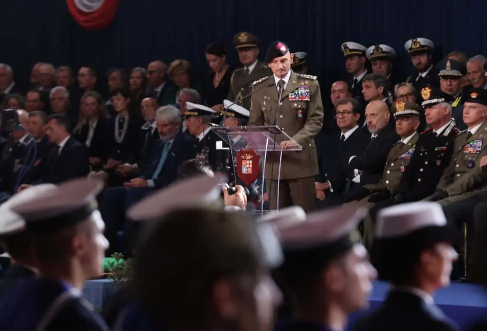 Questa mattina, 26 ottobre, giorno del 71° anniversario del ritorno di Trieste all’Italia, il sindaco Roberto Dipiazza ha consegnato la Bandiera di Combattimento a Nave Trieste al capitano di vascello Francesco Marzi, comandante dell’unità d’assalto anfibio multiruolo della Marina Militare che porta il nome della città e che da giorni è ormeggiato al molo Bersaglieri. Alla cerimonia, svoltasi nell'hangar della Nave e seguita da molti curiosi dai maxischermi in piazza Unità, hanno partecipato i ministri Crosetto, Nordio e Ciriani, e la madrina Laura Mattarella, figlia del Presidente della Repubblica. Le foto sono di Andrea Lasorte e, dalla piazza, di Stefano Bizzi