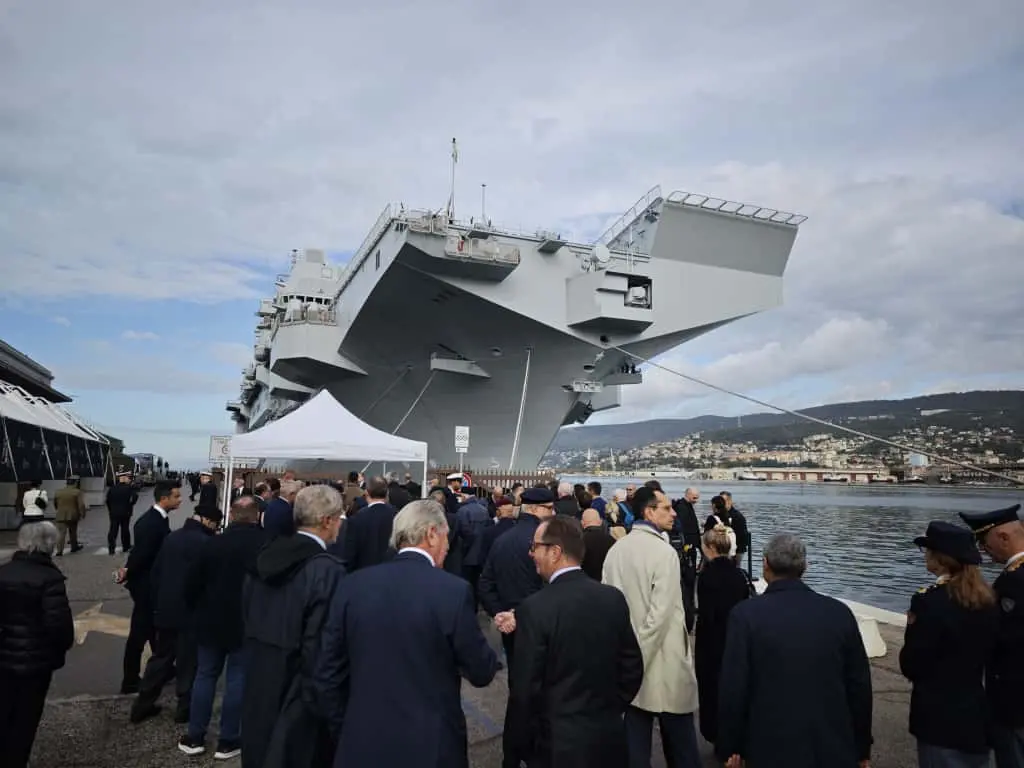 Questa mattina, 26 ottobre, giorno del 71° anniversario del ritorno di Trieste all’Italia, il sindaco Roberto Dipiazza ha consegnato la Bandiera di Combattimento a Nave Trieste al capitano di vascello Francesco Marzi, comandante dell’unità d’assalto anfibio multiruolo della Marina Militare che porta il nome della città e che da giorni è ormeggiato al molo Bersaglieri. Alla cerimonia, svoltasi nell'hangar della Nave e seguita da molti curiosi dai maxischermi in piazza Unità, hanno partecipato i ministri Crosetto, Nordio e Ciriani, e la madrina Laura Mattarella, figlia del Presidente della Repubblica. Le foto sono di Andrea Lasorte e, dalla piazza, di Stefano Bizzi