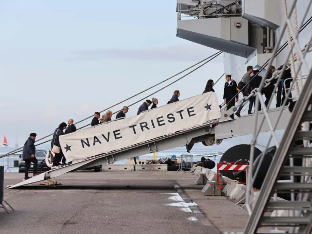 Questa mattina, 26 ottobre, giorno del 71° anniversario del ritorno di Trieste all’Italia, il sindaco Roberto Dipiazza ha consegnato la Bandiera di Combattimento a Nave Trieste al capitano di vascello Francesco Marzi, comandante dell’unità d’assalto anfibio multiruolo della Marina Militare che porta il nome della città e che da giorni è ormeggiato al molo Bersaglieri. Alla cerimonia, svoltasi nell'hangar della Nave e seguita da molti curiosi dai maxischermi in piazza Unità, hanno partecipato i ministri Crosetto, Nordio e Ciriani, e la madrina Laura Mattarella, figlia del Presidente della Repubblica. Le foto sono di Andrea Lasorte e, dalla piazza, di Stefano Bizzi