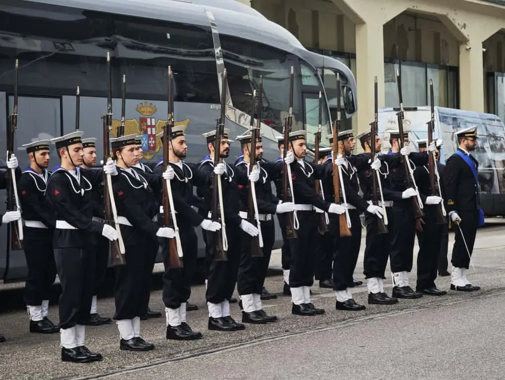 Questa mattina, 26 ottobre, giorno del 71° anniversario del ritorno di Trieste all’Italia, il sindaco Roberto Dipiazza ha consegnato la Bandiera di Combattimento a Nave Trieste al capitano di vascello Francesco Marzi, comandante dell’unità d’assalto anfibio multiruolo della Marina Militare che porta il nome della città e che da giorni è ormeggiato al molo Bersaglieri. Alla cerimonia, svoltasi nell'hangar della Nave e seguita da molti curiosi dai maxischermi in piazza Unità, hanno partecipato i ministri Crosetto, Nordio e Ciriani, e la madrina Laura Mattarella, figlia del Presidente della Repubblica. Le foto sono di Andrea Lasorte e, dalla piazza, di Stefano Bizzi