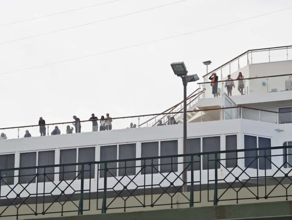 Questa mattina, 26 ottobre, giorno del 71° anniversario del ritorno di Trieste all’Italia, il sindaco Roberto Dipiazza ha consegnato la Bandiera di Combattimento a Nave Trieste al capitano di vascello Francesco Marzi, comandante dell’unità d’assalto anfibio multiruolo della Marina Militare che porta il nome della città e che da giorni è ormeggiato al molo Bersaglieri. Alla cerimonia, svoltasi nell'hangar della Nave e seguita da molti curiosi dai maxischermi in piazza Unità, hanno partecipato i ministri Crosetto, Nordio e Ciriani, e la madrina Laura Mattarella, figlia del Presidente della Repubblica. Le foto sono di Andrea Lasorte e, dalla piazza, di Stefano Bizzi