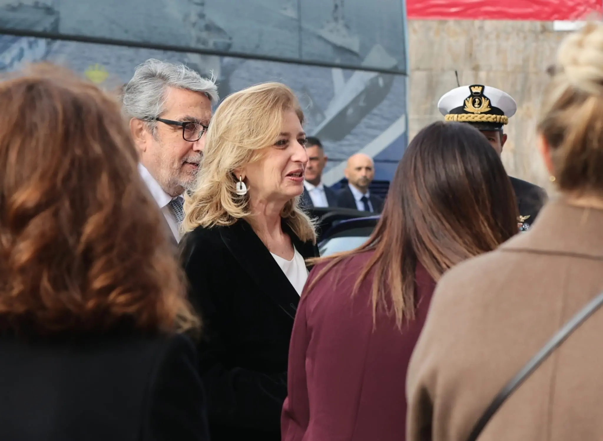Questa mattina, 26 ottobre, giorno del 71° anniversario del ritorno di Trieste all’Italia, il sindaco Roberto Dipiazza ha consegnato la Bandiera di Combattimento a Nave Trieste al capitano di vascello Francesco Marzi, comandante dell’unità d’assalto anfibio multiruolo della Marina Militare che porta il nome della città e che da giorni è ormeggiato al molo Bersaglieri. Alla cerimonia, svoltasi nell'hangar della Nave e seguita da molti curiosi dai maxischermi in piazza Unità, hanno partecipato i ministri Crosetto, Nordio e Ciriani, e la madrina Laura Mattarella, figlia del Presidente della Repubblica. Le foto sono di Andrea Lasorte e, dalla piazza, di Stefano Bizzi