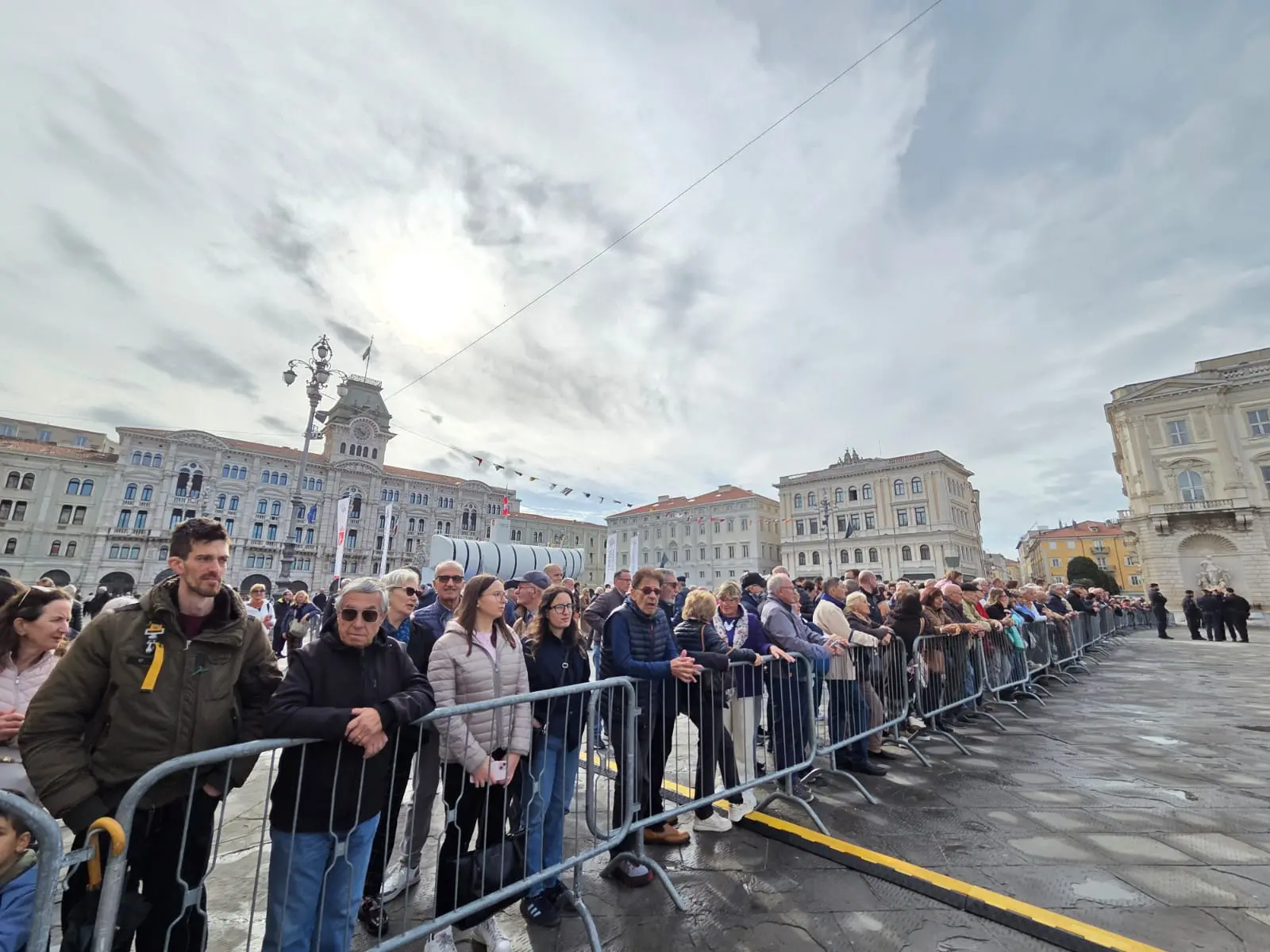 Questa mattina, 26 ottobre, giorno del 71° anniversario del ritorno di Trieste all’Italia, il sindaco Roberto Dipiazza ha consegnato la Bandiera di Combattimento a Nave Trieste al capitano di vascello Francesco Marzi, comandante dell’unità d’assalto anfibio multiruolo della Marina Militare che porta il nome della città e che da giorni è ormeggiato al molo Bersaglieri. Alla cerimonia, svoltasi nell'hangar della Nave e seguita da molti curiosi dai maxischermi in piazza Unità, hanno partecipato i ministri Crosetto, Nordio e Ciriani, e la madrina Laura Mattarella, figlia del Presidente della Repubblica. Le foto sono di Andrea Lasorte e, dalla piazza, di Stefano Bizzi