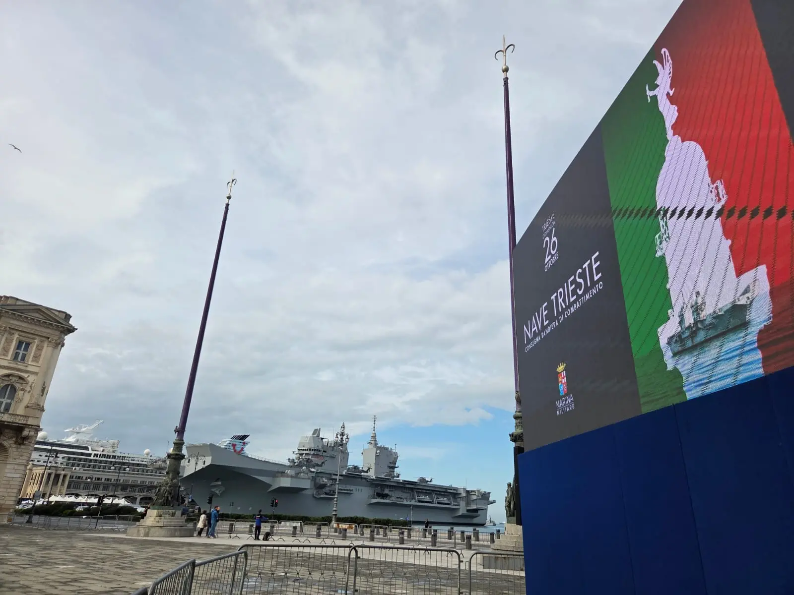 Questa mattina, 26 ottobre, giorno del 71° anniversario del ritorno di Trieste all’Italia, il sindaco Roberto Dipiazza ha consegnato la Bandiera di Combattimento a Nave Trieste al capitano di vascello Francesco Marzi, comandante dell’unità d’assalto anfibio multiruolo della Marina Militare che porta il nome della città e che da giorni è ormeggiato al molo Bersaglieri. Alla cerimonia, svoltasi nell'hangar della Nave e seguita da molti curiosi dai maxischermi in piazza Unità, hanno partecipato i ministri Crosetto, Nordio e Ciriani, e la madrina Laura Mattarella, figlia del Presidente della Repubblica. Le foto sono di Andrea Lasorte e, dalla piazza, di Stefano Bizzi