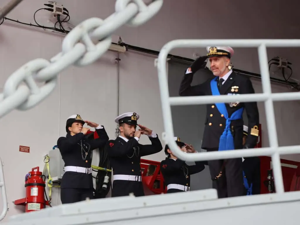 Questa mattina, 26 ottobre, giorno del 71° anniversario del ritorno di Trieste all’Italia, il sindaco Roberto Dipiazza ha consegnato la Bandiera di Combattimento a Nave Trieste al capitano di vascello Francesco Marzi, comandante dell’unità d’assalto anfibio multiruolo della Marina Militare che porta il nome della città e che da giorni è ormeggiato al molo Bersaglieri. Alla cerimonia, svoltasi nell'hangar della Nave e seguita da molti curiosi dai maxischermi in piazza Unità, hanno partecipato i ministri Crosetto, Nordio e Ciriani, e la madrina Laura Mattarella, figlia del Presidente della Repubblica. Le foto sono di Andrea Lasorte e, dalla piazza, di Stefano Bizzi