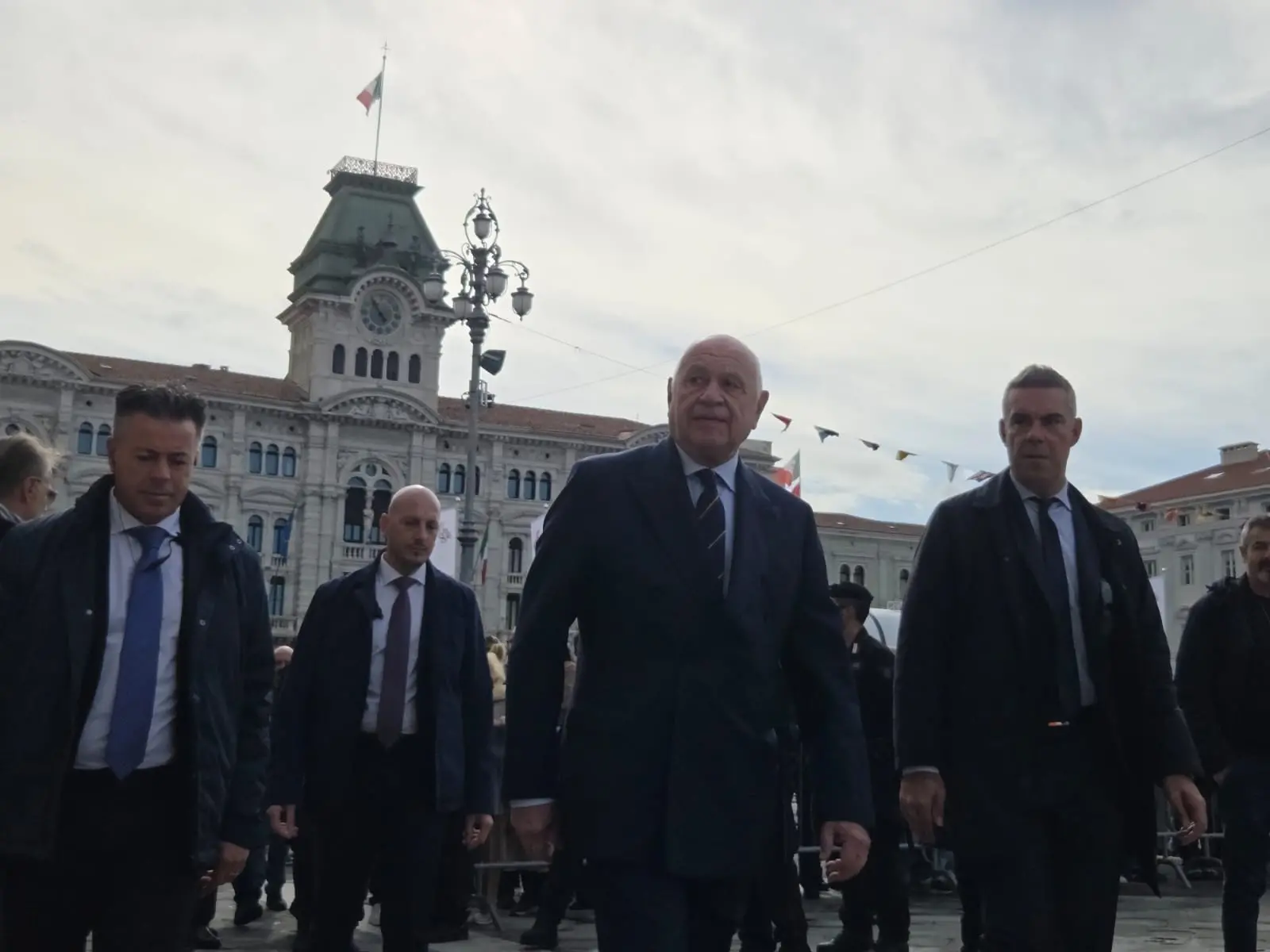 Questa mattina, 26 ottobre, giorno del 71° anniversario del ritorno di Trieste all’Italia, il sindaco Roberto Dipiazza ha consegnato la Bandiera di Combattimento a Nave Trieste al capitano di vascello Francesco Marzi, comandante dell’unità d’assalto anfibio multiruolo della Marina Militare che porta il nome della città e che da giorni è ormeggiato al molo Bersaglieri. Alla cerimonia, svoltasi nell'hangar della Nave e seguita da molti curiosi dai maxischermi in piazza Unità, hanno partecipato i ministri Crosetto, Nordio e Ciriani, e la madrina Laura Mattarella, figlia del Presidente della Repubblica. Le foto sono di Andrea Lasorte e, dalla piazza, di Stefano Bizzi