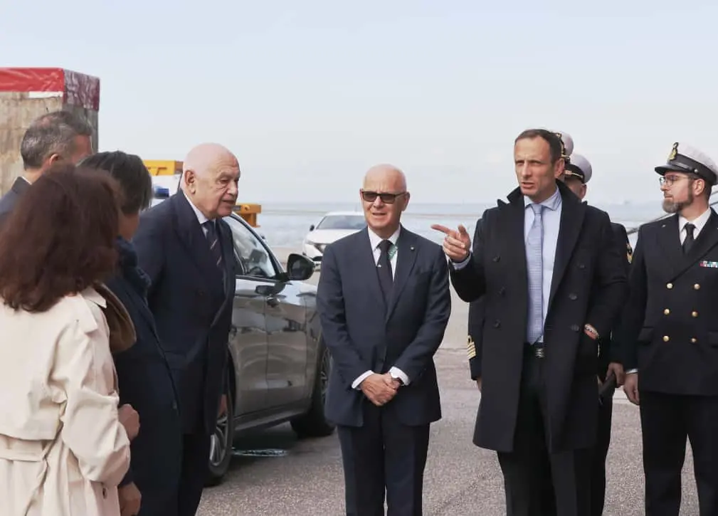 Questa mattina, 26 ottobre, giorno del 71° anniversario del ritorno di Trieste all’Italia, il sindaco Roberto Dipiazza ha consegnato la Bandiera di Combattimento a Nave Trieste al capitano di vascello Francesco Marzi, comandante dell’unità d’assalto anfibio multiruolo della Marina Militare che porta il nome della città e che da giorni è ormeggiato al molo Bersaglieri. Alla cerimonia, svoltasi nell'hangar della Nave e seguita da molti curiosi dai maxischermi in piazza Unità, hanno partecipato i ministri Crosetto, Nordio e Ciriani, e la madrina Laura Mattarella, figlia del Presidente della Repubblica. Le foto sono di Andrea Lasorte e, dalla piazza, di Stefano Bizzi