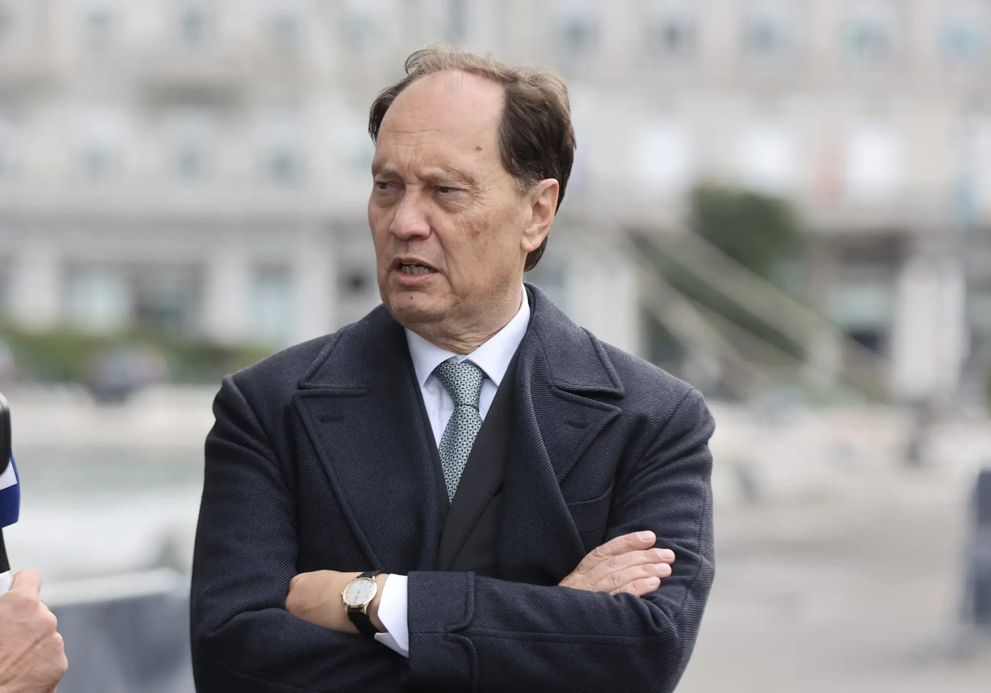 Questa mattina, 26 ottobre, giorno del 71° anniversario del ritorno di Trieste all’Italia, il sindaco Roberto Dipiazza ha consegnato la Bandiera di Combattimento a Nave Trieste al capitano di vascello Francesco Marzi, comandante dell’unità d’assalto anfibio multiruolo della Marina Militare che porta il nome della città e che da giorni è ormeggiato al molo Bersaglieri. Alla cerimonia, svoltasi nell'hangar della Nave e seguita da molti curiosi dai maxischermi in piazza Unità, hanno partecipato i ministri Crosetto, Nordio e Ciriani, e la madrina Laura Mattarella, figlia del Presidente della Repubblica. Le foto sono di Andrea Lasorte e, dalla piazza, di Stefano Bizzi