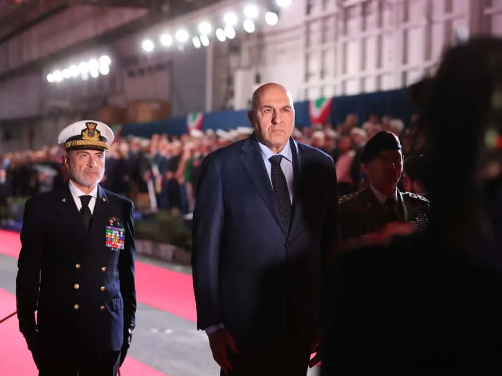 Questa mattina, 26 ottobre, giorno del 71° anniversario del ritorno di Trieste all’Italia, il sindaco Roberto Dipiazza ha consegnato la Bandiera di Combattimento a Nave Trieste al capitano di vascello Francesco Marzi, comandante dell’unità d’assalto anfibio multiruolo della Marina Militare che porta il nome della città e che da giorni è ormeggiato al molo Bersaglieri. Alla cerimonia, svoltasi nell'hangar della Nave e seguita da molti curiosi dai maxischermi in piazza Unità, hanno partecipato i ministri Crosetto, Nordio e Ciriani, e la madrina Laura Mattarella, figlia del Presidente della Repubblica. Le foto sono di Andrea Lasorte e, dalla piazza, di Stefano Bizzi