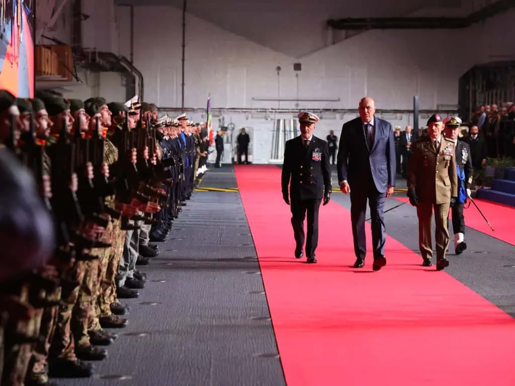 Questa mattina, 26 ottobre, giorno del 71° anniversario del ritorno di Trieste all’Italia, il sindaco Roberto Dipiazza ha consegnato la Bandiera di Combattimento a Nave Trieste al capitano di vascello Francesco Marzi, comandante dell’unità d’assalto anfibio multiruolo della Marina Militare che porta il nome della città e che da giorni è ormeggiato al molo Bersaglieri. Alla cerimonia, svoltasi nell'hangar della Nave e seguita da molti curiosi dai maxischermi in piazza Unità, hanno partecipato i ministri Crosetto, Nordio e Ciriani, e la madrina Laura Mattarella, figlia del Presidente della Repubblica. Le foto sono di Andrea Lasorte e, dalla piazza, di Stefano Bizzi