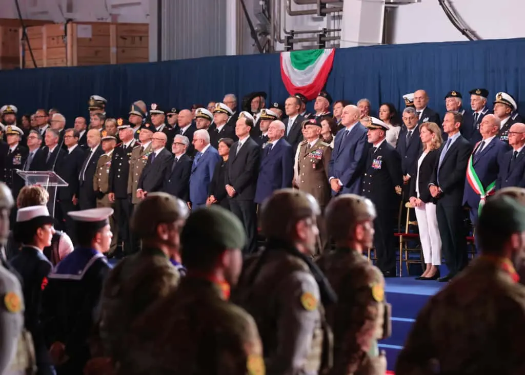 Questa mattina, 26 ottobre, giorno del 71° anniversario del ritorno di Trieste all’Italia, il sindaco Roberto Dipiazza ha consegnato la Bandiera di Combattimento a Nave Trieste al capitano di vascello Francesco Marzi, comandante dell’unità d’assalto anfibio multiruolo della Marina Militare che porta il nome della città e che da giorni è ormeggiato al molo Bersaglieri. Alla cerimonia, svoltasi nell'hangar della Nave e seguita da molti curiosi dai maxischermi in piazza Unità, hanno partecipato i ministri Crosetto, Nordio e Ciriani, e la madrina Laura Mattarella, figlia del Presidente della Repubblica. Le foto sono di Andrea Lasorte e, dalla piazza, di Stefano Bizzi