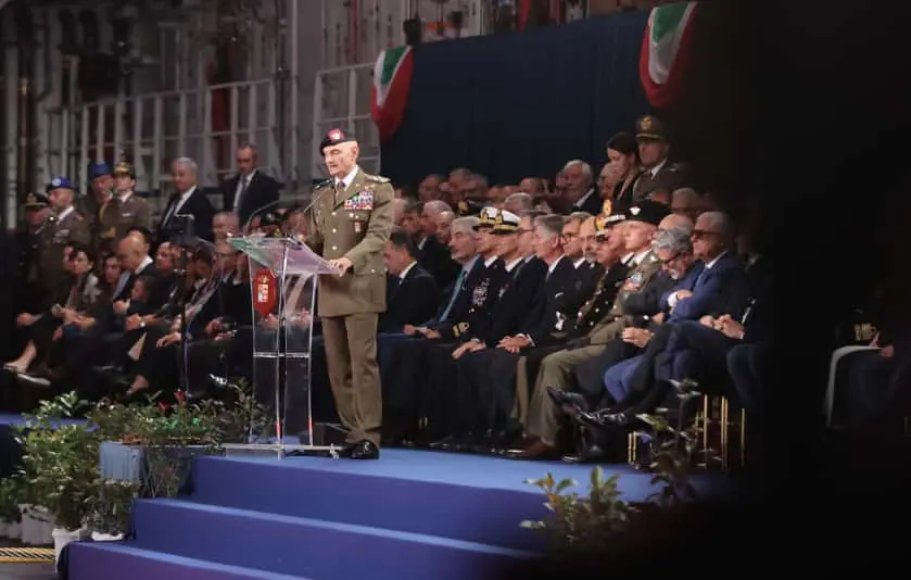 Questa mattina, 26 ottobre, giorno del 71° anniversario del ritorno di Trieste all’Italia, il sindaco Roberto Dipiazza ha consegnato la Bandiera di Combattimento a Nave Trieste al capitano di vascello Francesco Marzi, comandante dell’unità d’assalto anfibio multiruolo della Marina Militare che porta il nome della città e che da giorni è ormeggiato al molo Bersaglieri. Alla cerimonia, svoltasi nell'hangar della Nave e seguita da molti curiosi dai maxischermi in piazza Unità, hanno partecipato i ministri Crosetto, Nordio e Ciriani, e la madrina Laura Mattarella, figlia del Presidente della Repubblica. Le foto sono di Andrea Lasorte e, dalla piazza, di Stefano Bizzi