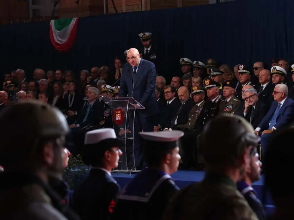 Questa mattina, 26 ottobre, giorno del 71° anniversario del ritorno di Trieste all’Italia, il sindaco Roberto Dipiazza ha consegnato la Bandiera di Combattimento a Nave Trieste al capitano di vascello Francesco Marzi, comandante dell’unità d’assalto anfibio multiruolo della Marina Militare che porta il nome della città e che da giorni è ormeggiato al molo Bersaglieri. Alla cerimonia, svoltasi nell'hangar della Nave e seguita da molti curiosi dai maxischermi in piazza Unità, hanno partecipato i ministri Crosetto, Nordio e Ciriani, e la madrina Laura Mattarella, figlia del Presidente della Repubblica. Le foto sono di Andrea Lasorte e, dalla piazza, di Stefano Bizzi