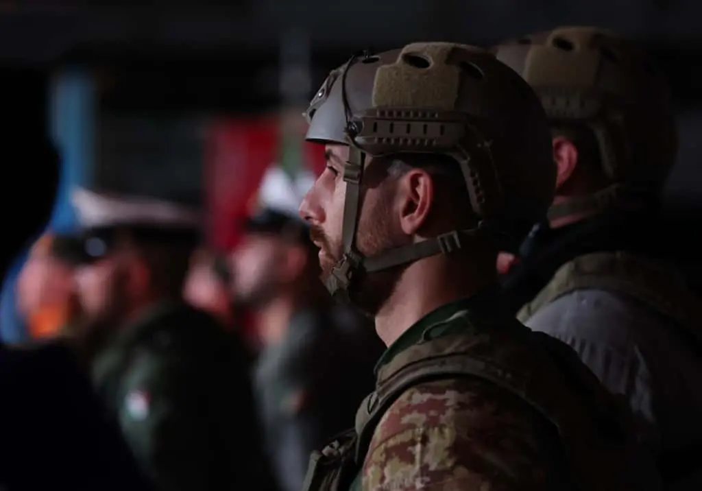 Questa mattina, 26 ottobre, giorno del 71° anniversario del ritorno di Trieste all’Italia, il sindaco Roberto Dipiazza ha consegnato la Bandiera di Combattimento a Nave Trieste al capitano di vascello Francesco Marzi, comandante dell’unità d’assalto anfibio multiruolo della Marina Militare che porta il nome della città e che da giorni è ormeggiato al molo Bersaglieri. Alla cerimonia, svoltasi nell'hangar della Nave e seguita da molti curiosi dai maxischermi in piazza Unità, hanno partecipato i ministri Crosetto, Nordio e Ciriani, e la madrina Laura Mattarella, figlia del Presidente della Repubblica. Le foto sono di Andrea Lasorte e, dalla piazza, di Stefano Bizzi