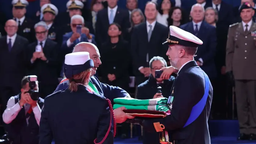 La consegna della bandiera di combattimento su Nave Trieste (Lasorte)