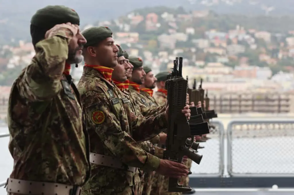 Questa mattina, 26 ottobre, giorno del 71° anniversario del ritorno di Trieste all’Italia, il sindaco Roberto Dipiazza ha consegnato la Bandiera di Combattimento a Nave Trieste al capitano di vascello Francesco Marzi, comandante dell’unità d’assalto anfibio multiruolo della Marina Militare che porta il nome della città e che da giorni è ormeggiato al molo Bersaglieri. Alla cerimonia, svoltasi nell'hangar della Nave e seguita da molti curiosi dai maxischermi in piazza Unità, hanno partecipato i ministri Crosetto, Nordio e Ciriani, e la madrina Laura Mattarella, figlia del Presidente della Repubblica. Le foto sono di Andrea Lasorte e, dalla piazza, di Stefano Bizzi