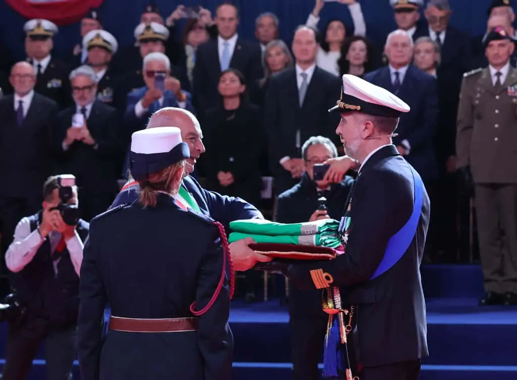 Questa mattina, 26 ottobre, giorno del 71° anniversario del ritorno di Trieste all’Italia, il sindaco Roberto Dipiazza ha consegnato la Bandiera di Combattimento a Nave Trieste al capitano di vascello Francesco Marzi, comandante dell’unità d’assalto anfibio multiruolo della Marina Militare che porta il nome della città e che da giorni è ormeggiato al molo Bersaglieri. Alla cerimonia, svoltasi nell'hangar della Nave e seguita da molti curiosi dai maxischermi in piazza Unità, hanno partecipato i ministri Crosetto, Nordio e Ciriani, e la madrina Laura Mattarella, figlia del Presidente della Repubblica. Le foto sono di Andrea Lasorte e, dalla piazza, di Stefano Bizzi