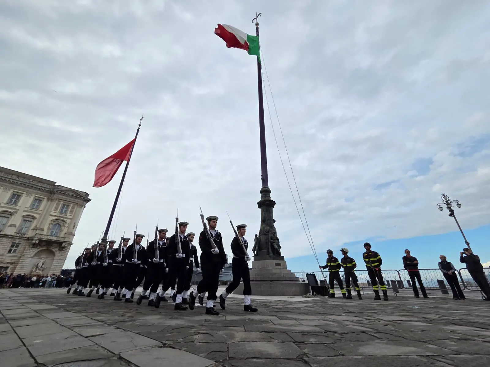 Questa mattina, 26 ottobre, giorno del 71° anniversario del ritorno di Trieste all’Italia, il sindaco Roberto Dipiazza ha consegnato la Bandiera di Combattimento a Nave Trieste al capitano di vascello Francesco Marzi, comandante dell’unità d’assalto anfibio multiruolo della Marina Militare che porta il nome della città e che da giorni è ormeggiato al molo Bersaglieri. Alla cerimonia, svoltasi nell'hangar della Nave e seguita da molti curiosi dai maxischermi in piazza Unità, hanno partecipato i ministri Crosetto, Nordio e Ciriani, e la madrina Laura Mattarella, figlia del Presidente della Repubblica. Le foto sono di Andrea Lasorte e, dalla piazza, di Stefano Bizzi