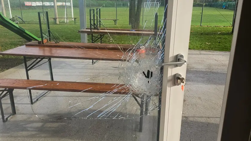 La porta del bar del campo sportivo di Poggio danneggiata dai ladri