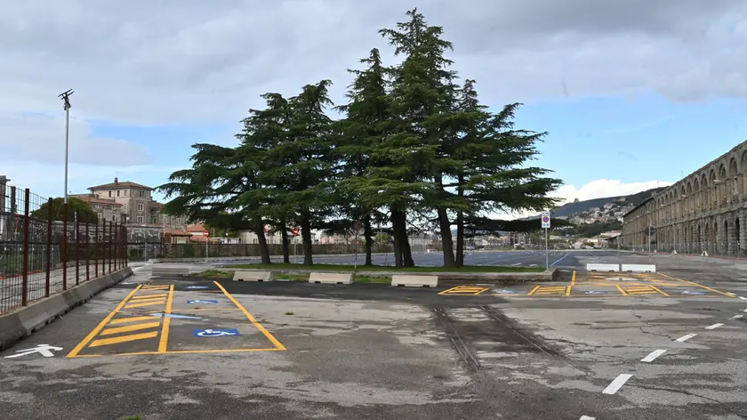 L’ampio spazio dietro all’ex Silos già utilizzato come parcheggio nei giorni della Barcolana (Bruni)