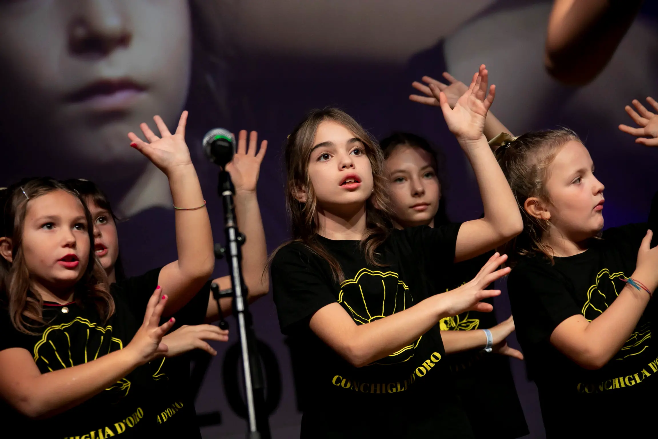 Il coro dei bambini e il pubblico. Fotoservizio Bonaventura