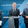 Al centro il premier sloveno Robert Golob con accanto i ministri dimissionari Andreja Katič e Boštjan Poklukar