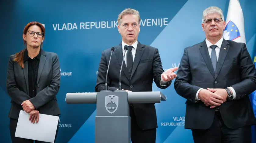 Al centro il premier sloveno Robert Golob con accanto i ministri dimissionari Andreja Katič e Boštjan Poklukar