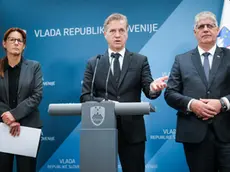 Al centro il premier sloveno Robert Golob con accanto i ministri dimissionari Andreja Katič e Boštjan Poklukar