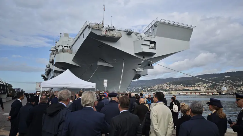 Nave Trieste vista da piazza Unità. (fotoservizio Lasorte)