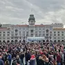 Le persone in piazza Unità per seguire la cerimonia di Nave Trieste