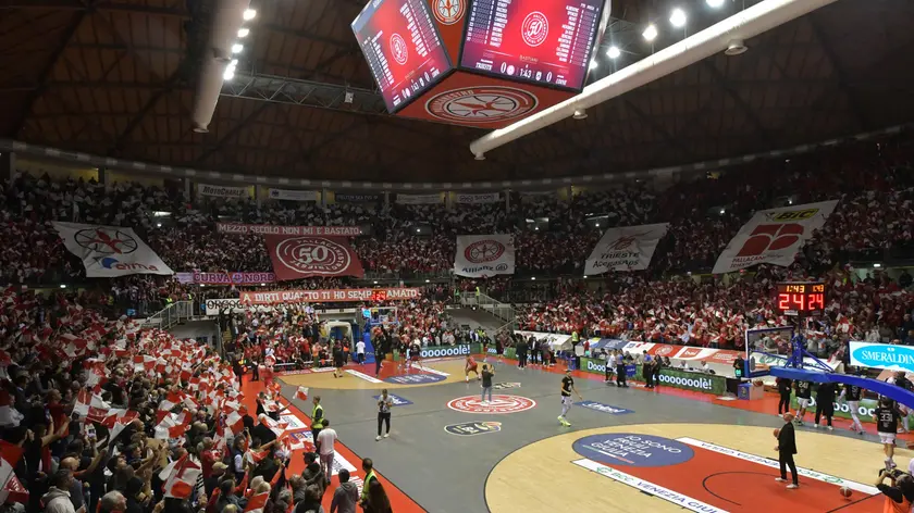 Grande festa sugli spalti prima e durante il derby con una coreografia che resterà nella storia sulle note dei “guardini di marzo” (Bruni)