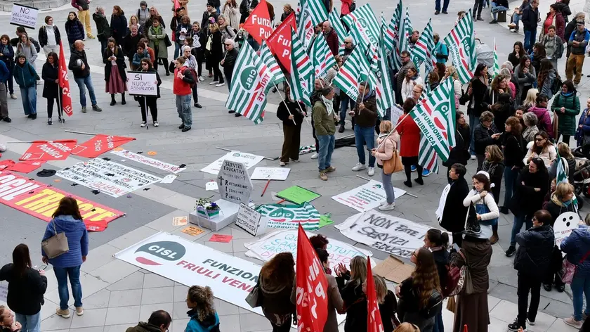 La protesta sotto il Municipio in piazza Unità (Silvano)