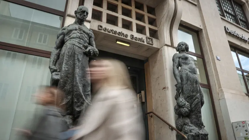 Il lavoro e l'industria all'esterno di via Roma (Lasorte)