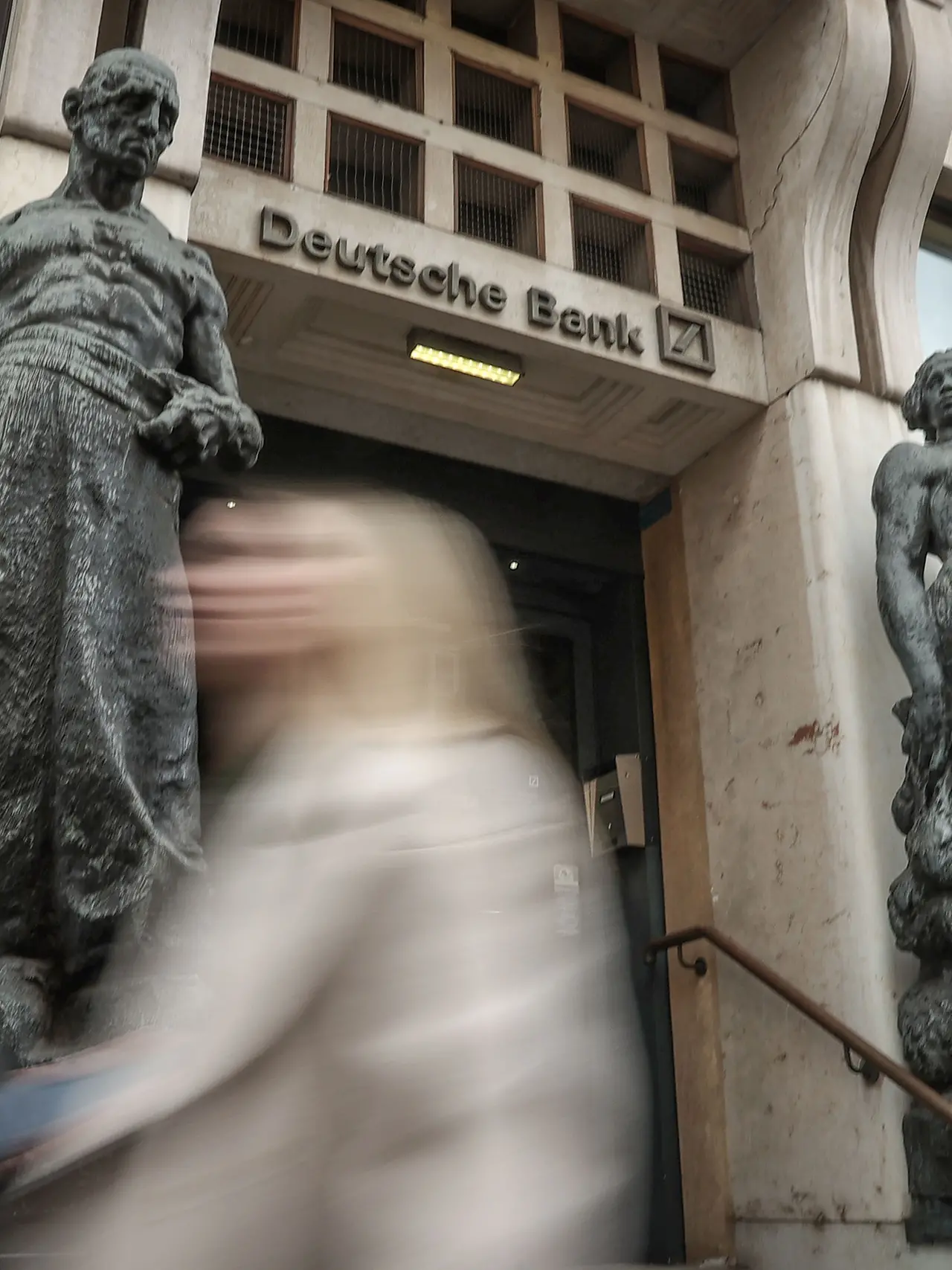 Il lavoro e l'industria all'esterno di via Roma (Lasorte)