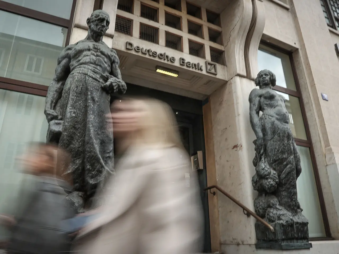 Il lavoro e l'industria all'esterno di via Roma (Lasorte)